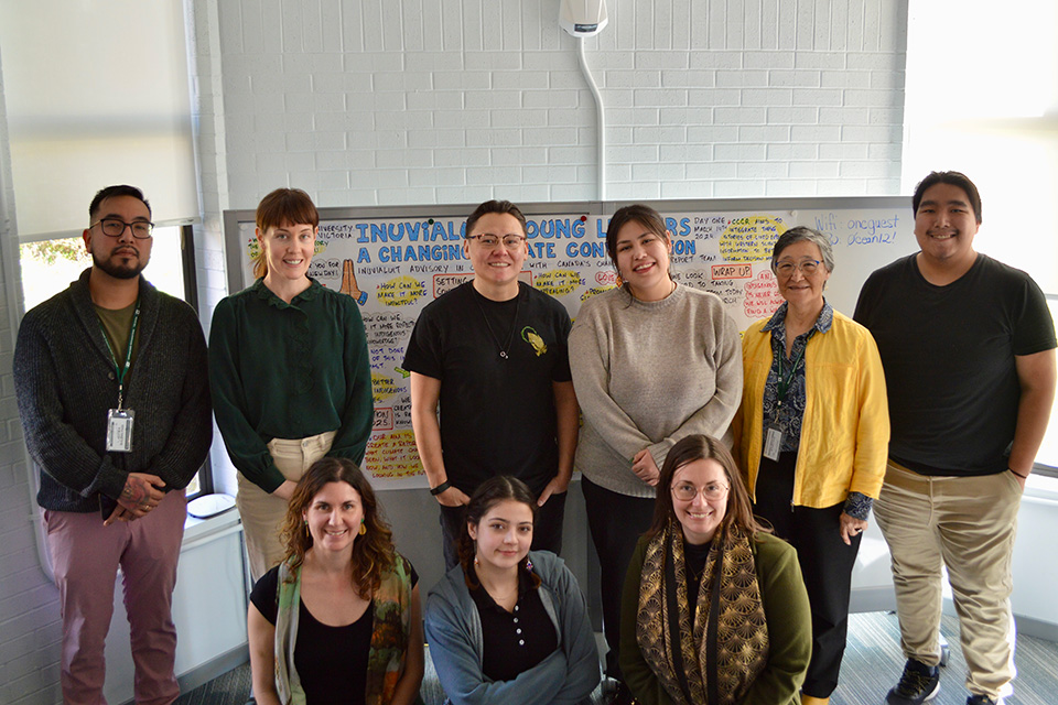 Inuvialuit young leaders with researchers and Indigenous artist Mo Dawson at the end of the gathering.