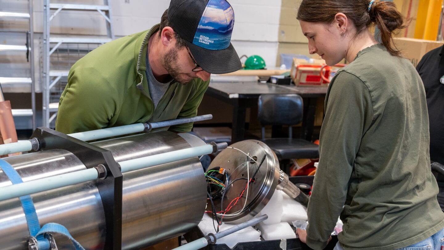 Experts on building a Pacific deep-sea neutrino telescope